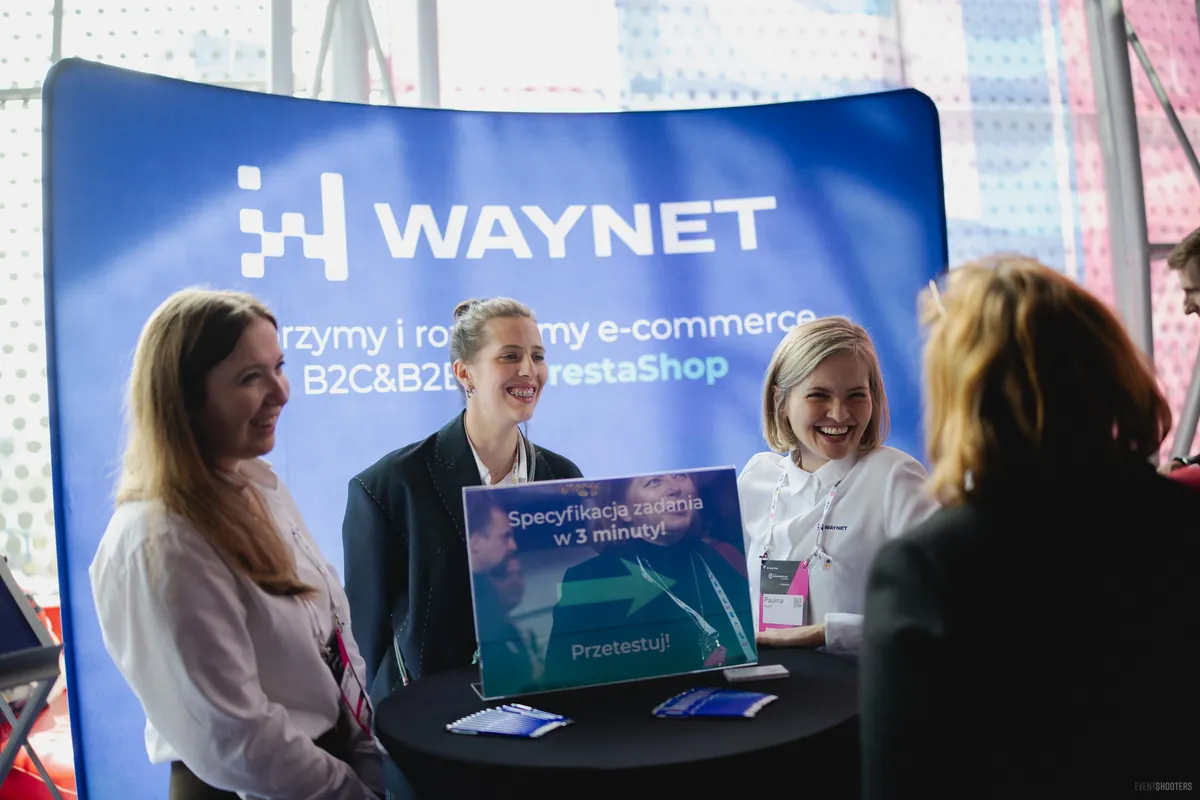 Zespół Waynet rozmawia z klientami na stoisku targowym